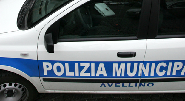 Ferma profugo che elemosina: picchiato vigile urbano ad Avellino