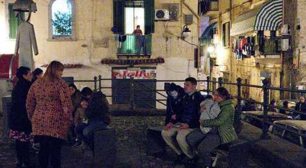 Molte persone a Napoli hanno preferito passare la notte all'aperto(Fusco/Ansa)