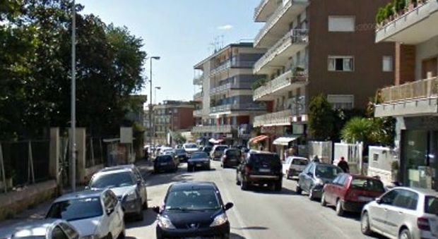 Napoli, il «rapinatore nero» di via Manzoni colpisce ancora: donne nel mirino