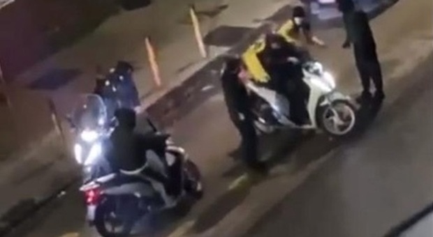 Rider picchiato e rapinato a Napoli: in otto per il suo scooter