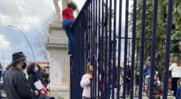 Lockdown a Napoli, in Villa Comunale sfida alle regole: spingono i figli nel parco