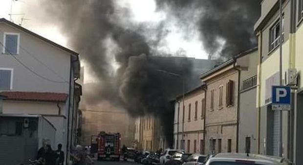 Pesaro, incendio nell'officina: il meccanico scappa e si salva