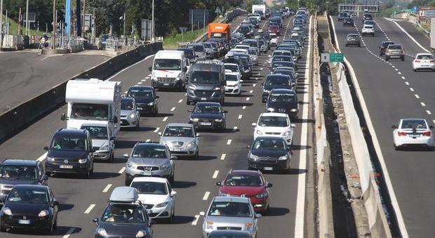 Esodo, da Nord a Sud è un sabato da bollino nero: code, traffico intenso e rallentamenti sulle autostrade DIRETTA