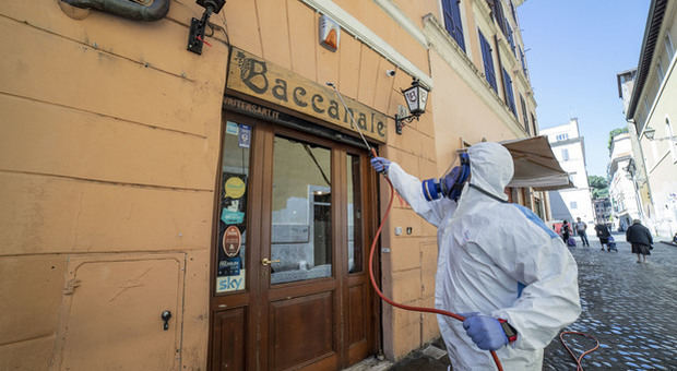 Corsa contro il tempo per sanificare negozi e ristoranti a Roma