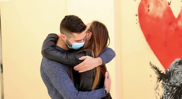 Coronavirus, incontra la fidanzata ma lei non sa di essere positiva: scatta la quarantena per 30 persone