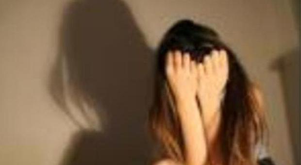 "Sei sporca!": lega la fidanzata ​alla vasca da bagno e la tortura