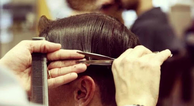 Portici, per aiutare una donna malata barbiere taglia gratis i capelli domenica