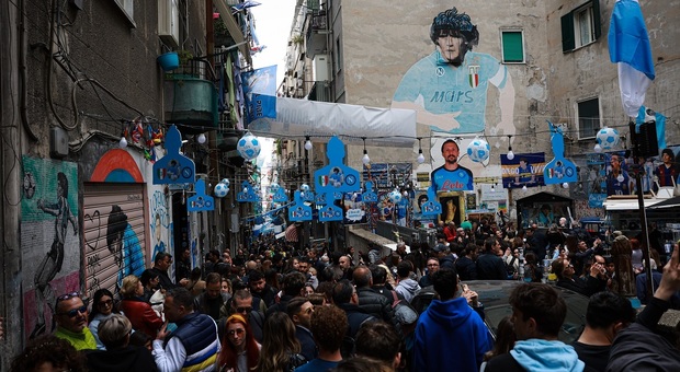 Folla al murale di Maradona
