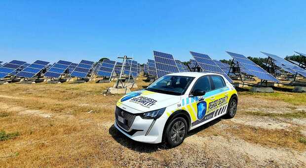 Salento, sorpresi nei campi a rubare i pannelli fotovoltaici: arrestati due uomini della banda