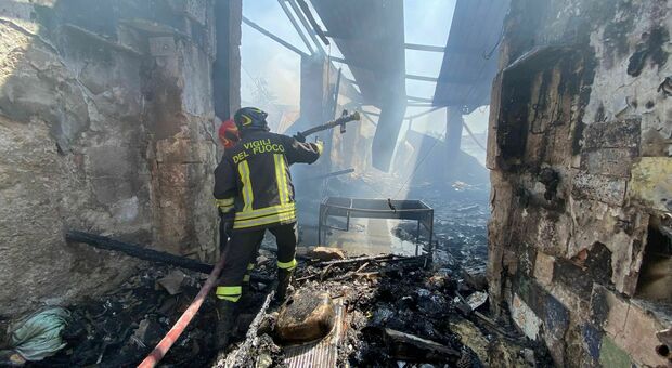 Incendio nelle casette usate come depositi: salvato un uomo che dormiva all'interno