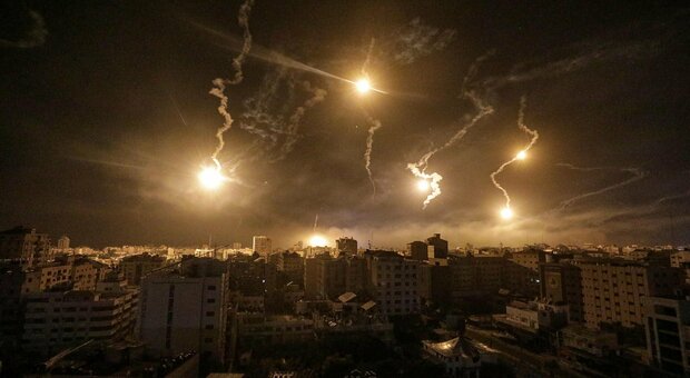 Guerra Israele, allarme nel nord: trenta razzi dal Libano. A Gaza morti 10 mila civili, Usa: serve una tregua