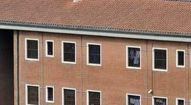 Avellino, detenuto napoletano dà fuoco alla cella: agenti intossicati