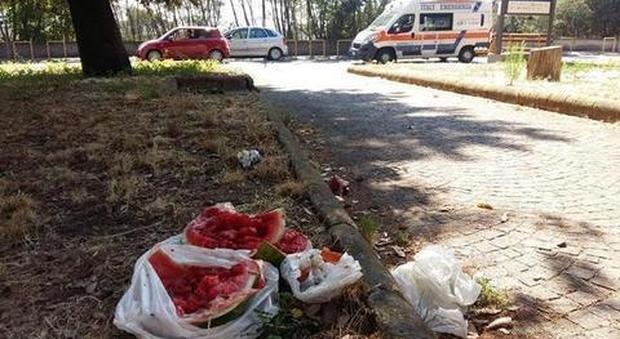 Napoli, l'ospedale Cardarelli sotto assedio dei rifiuti: «Intervenga il Comune»