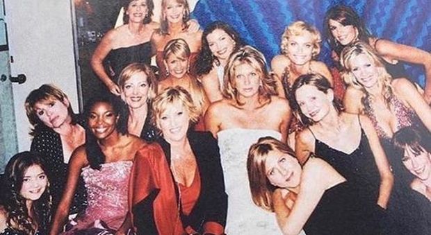 Cindy Crawford pubblica una vecchia foto di gruppo del 2003, lo scatto pieno di star fa impazzire il web