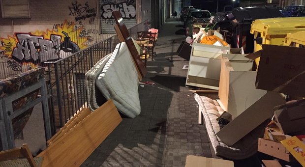 Ancona, qualcuno si svuota la casa sul marciapiede: discarica abusiva in strada