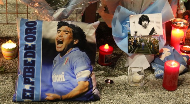 Maradona, il pellegrinaggio dei tifosi del Napoli allo stadio San Paolo: sciarpe e lumini