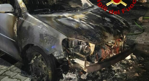 Incendio nella notte nella concessionaria: distrutte dalle fiamme 16 auto