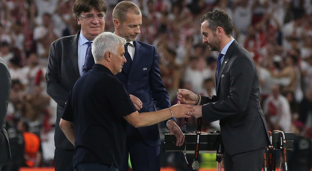 Roma, Mourinho lascia il Board della Uefa. I tifosi si schierano: «È l'unico che lotta contro i poteri forti»