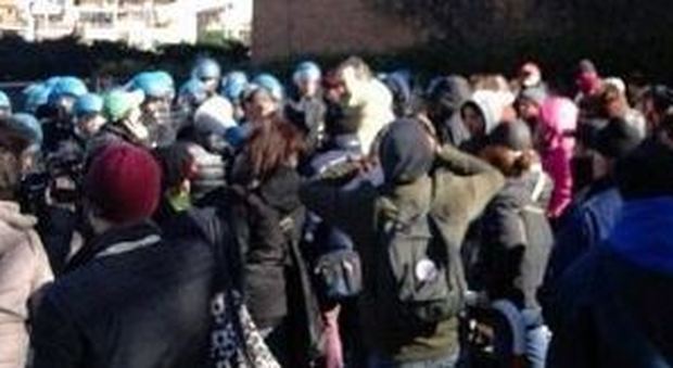 Roma, movimenti antagonisti occupano palazzo in via Ostiense: interviene la polizia, scontri per strada