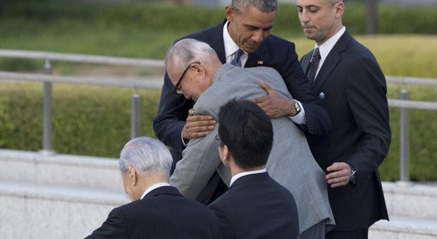 Obama abbraccia un sopravvissuto alla bomba atomica