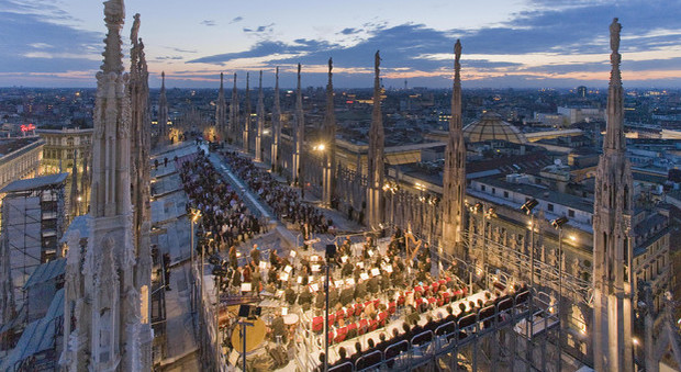 Milano, rimane chiuso nel Duomo: giovane turista dorme sul tetto
