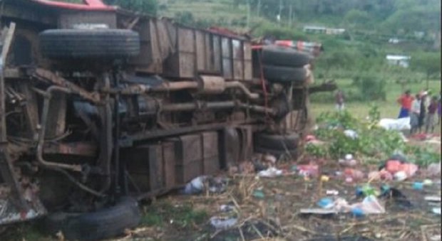 Bus finisce in una scarpata, almeno 50 morti: tra le vittime ci sono bambini