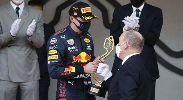 Max Verstappen viene premiato sul podio del Principato dal Principe Alberto