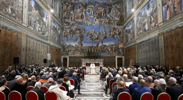 Nella Cappella Sistina il Papa affida agli artisti un lascito: «Non dimenticate mai i poveri, l'arte dia sempre loro la voce»