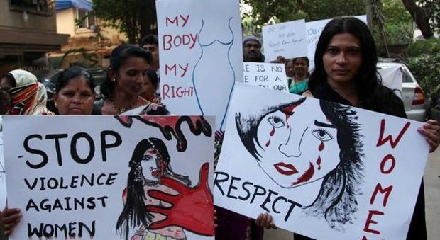 India, stuprata denuncia i suoi aguzzini: poliziotto le chiede favori sessuali in cambio del loro arresto