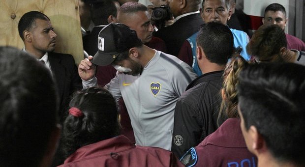 Libertadores, assalto al bus del Boca prima della finale: due giocatori feriti. Partita rinviata alle 21 di stasera. Il lancio di sassi