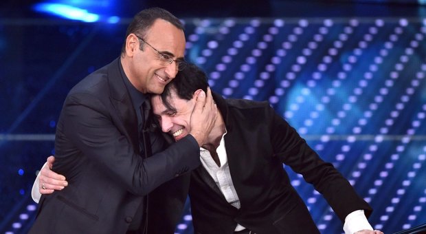Carlo Conti abbraccia Ezio Bosso a Sanremo