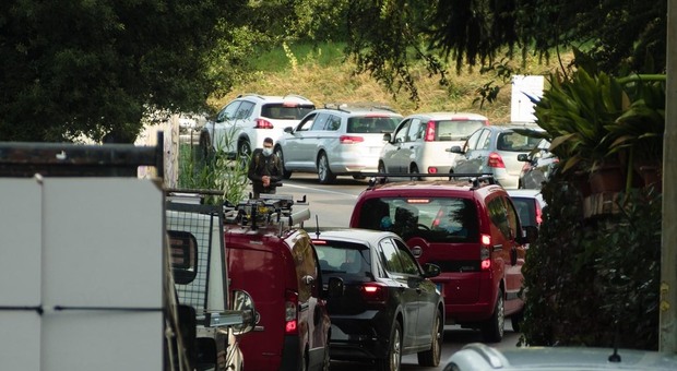 Lazio, tamponi ai drive-in solo su prenotazione online: «Per evitare code troppo lunghe»
