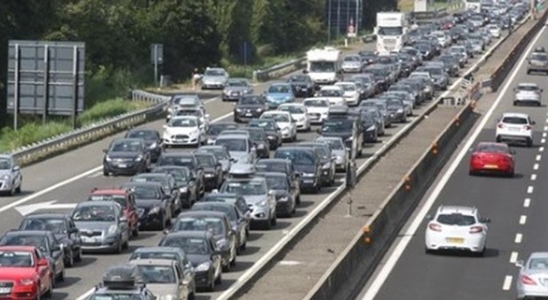 Il Mit bacchetta Autostrade: «La terza corsia dell'autostrada A14 nel sud delle Marche è una priorità»