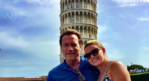 Arnold Schwarzenegger, che forza: vacanza in Italia e raddrizza la Torre di Pisa