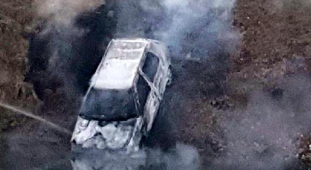L'auto usata per i "colpi" scottava: l'abbandonano e le danno fuoco