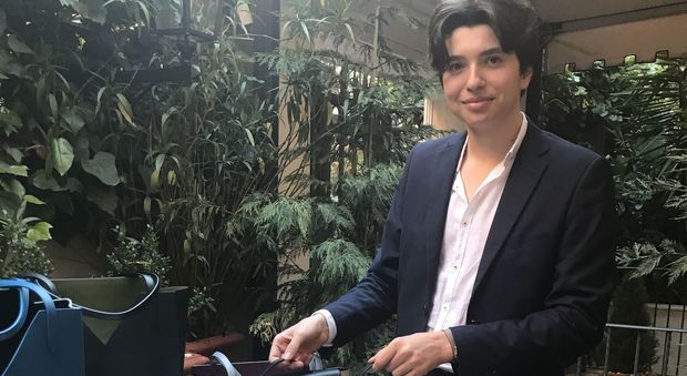 La favola di Massimiliano, a 16 anni con le sue borse è il più giovane direttore creativo al mondo