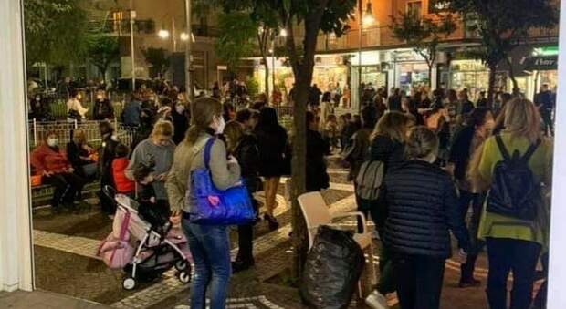 Movida a Portici, assembramenti per Halloween: tanti giovani senza mascherina