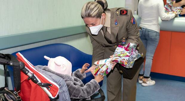 I soldati donano uova di Pasqua ai bambini ricoverati all'ospedale Umberto I