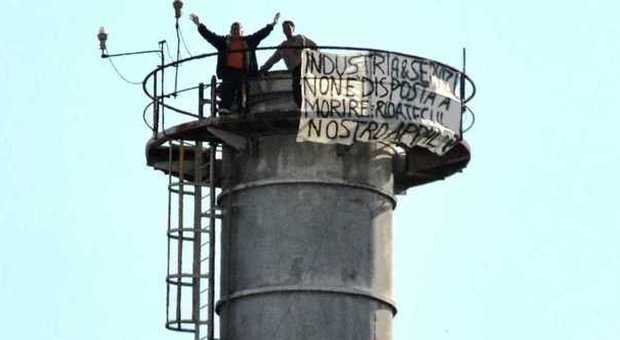 Terni, sulla torre dell'Ast per protesta scesi dopo diciasette ore