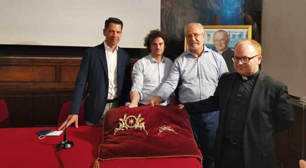 I due diademi di gioielli, da sinistra Alberto Nardi, Emiliano Favaro, Riccardo Maccatrozzo e don Favaro