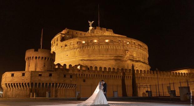 Roma, sposi di notte in cerca della grande bellezza: coppie di stranieri vogliono fotoservizi quando la città è deserta