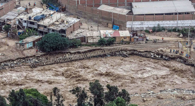 Maltempo, frane e inondazioni: la furia della natura in Perù, decine di morti