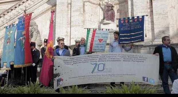 25 aprile, folla davanti al Campidoglio, Marino: «Ricordiamo la differenza tra i partigiani e Salò»
