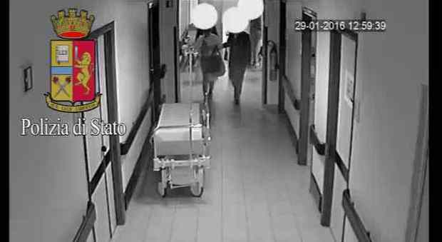 Milano, vestita da medico rubava in ospedale: arrestata donna di 53 anni