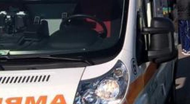 Milano, incidente tra due auto: una si ribalta. Grave donna di 51 anni