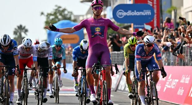 Giro d'Italia, secondo sprint vincente di Jonathan Milan