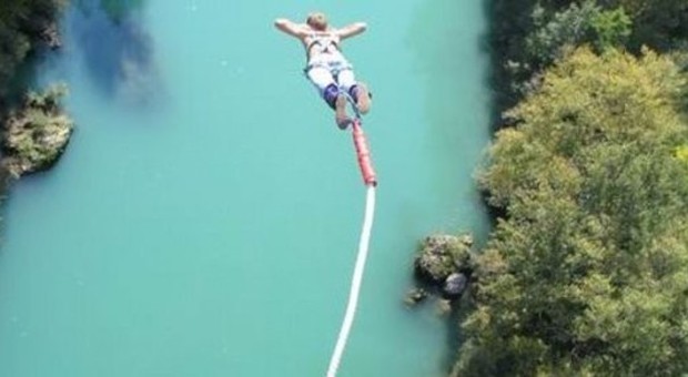 Morta a 17 anni mentre praticava bungee jumping: si è schiantata dopo un volo di 40 metri