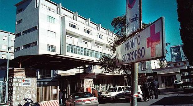 Coronavirus a Napoli, nuovo focolaio nell'ospedale San Leonardo e il sindaco va in Procura