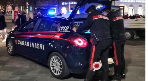 Ubriaco si lancia contro le auto in transito, danneggia un bus e aggredisce i carabinieri: denunciato a piede libero