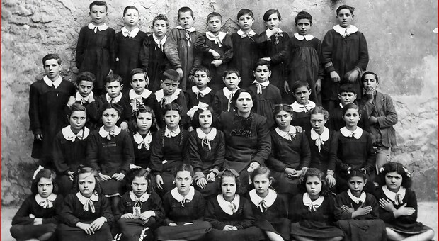 Una vecchia foto di classe in bianco e nero